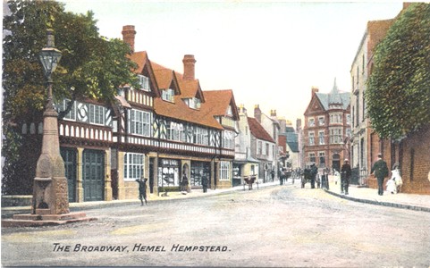 Title: The Broadway, Hemel Hempstead - Publisher: H. W. Flatt, Boxmoor, The Art Series - Date: unused. Back 1910 style